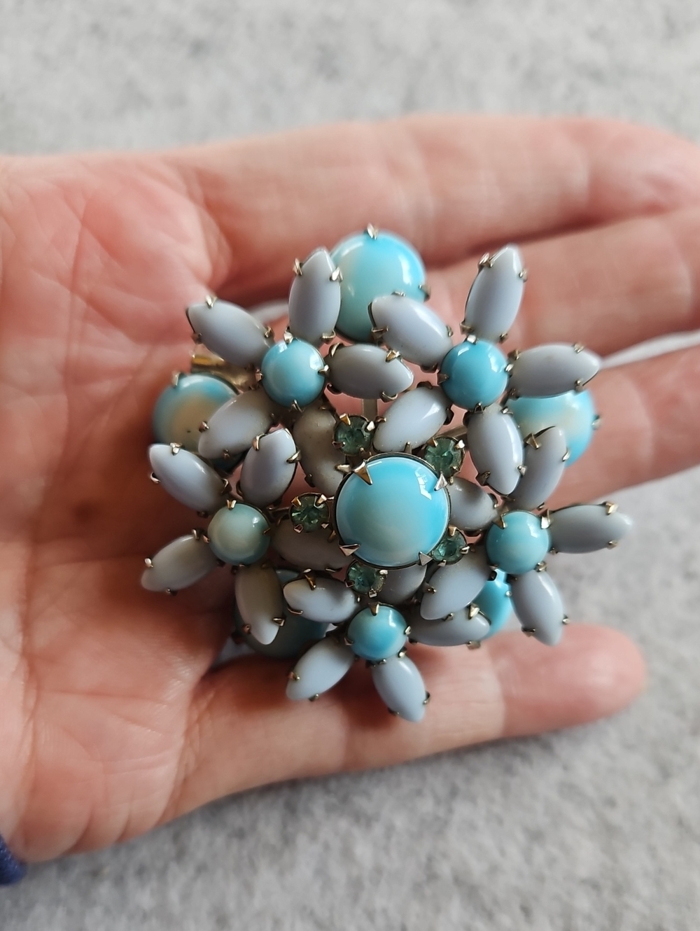 Vintage pale blue Gray marbleized Stones floral Spray brooch Gold Tone Prong - Picture 2 of 8